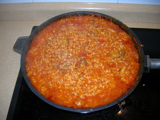 Cocinando Plov En El Caldero. Arroz, Carne, Cebollas Y Zanahorias